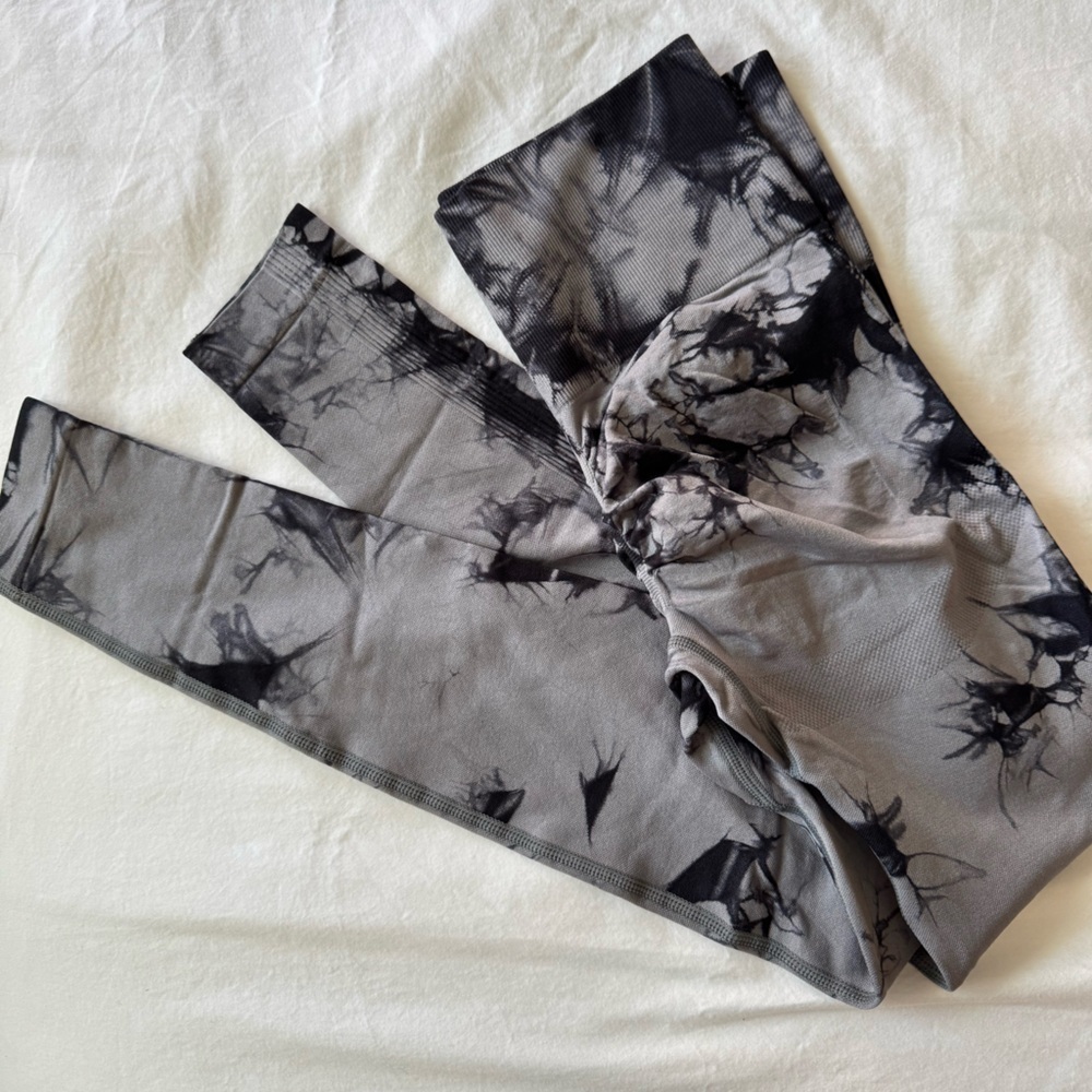 Tie dye leggings, Flattering high waist/ butt lifting/ tummy control. - Picture 3 of 3